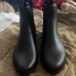 Women's black rain booths
